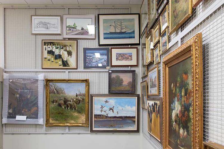 wall mounted art rack